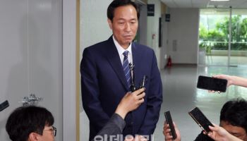 우상호 정무수석, 초일회 회동…"저녁 먹는 모임일 뿐"