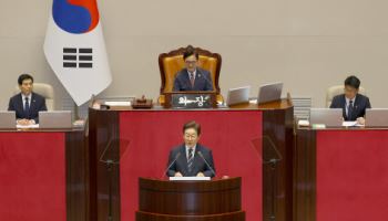 李대통령 "韓 경제 지금 위기…정부 나설 타이밍"