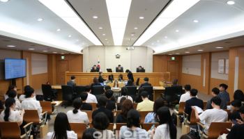 법정 가득메운 로스쿨생 70여명…"실제 변론 접해 큰 도움"