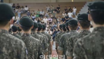 꼬리 내린 국방부…병사 자동진급제 폐지 재검토