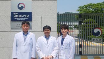 "얼굴에 침 뱉고 살해 협박도 일쑤…정신질환자 치료는 사명"