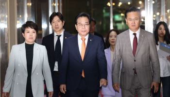 野, 與 향해 "예결위원장 선출엔 협조…다른 상임위원장은 강행 말라"