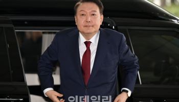 공개소환 압박에 결국 항복한 尹…특검, 내란조사 시작(종합)