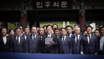 박찬대, 5·18묘역 참배…“추석 전 검찰개혁법 통과”