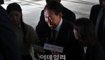 尹 내란 특검 첫 소환 '체포 지연' 혐의 수사 난항…2차 조사는