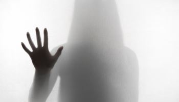 나체로 활보한 女…집에는 살해된 노모 시신이