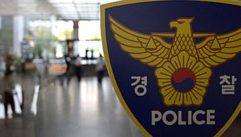 "간식 줄게" 초등생 차 태우려다 들킨 70대, 구속 송치
