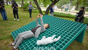 경복궁 경회루 옆에 누워 사색의 시간 즐겨볼까