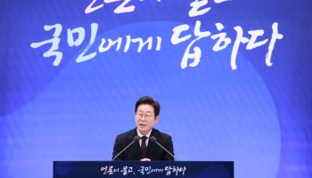 李대통령 “어렵게 국가 정상화 물꼬…아직 갈 길 멀어”