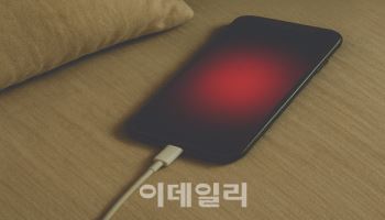 “충전기 꽂은 폰, 베개 아래 두지 말라” 폭염에 나온 경고