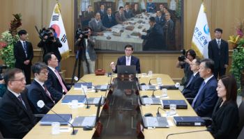 부동산 가계부채 우려 여전…기준금리 동결하나