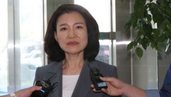 "김민석은 자료도 안 냈는데"…`법카 유용` 이진숙, 경찰 출석