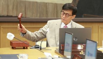기준금리 동결 무게 속…침묵한 이창용 총재