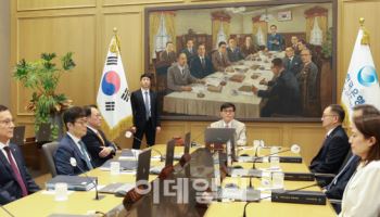 금통위 "가계부채 대책 영향 살펴볼 필요"