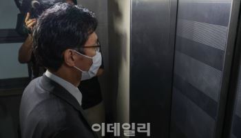 'VIP 격노설' 회의 참석한 이충면 전 비서관 특검 출석