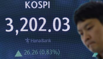 코스피, 외국인 매수세로 3200선 마감…3년여 만