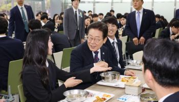 "돈은 마귀" 李대통령에..."재판부터" vs "김건희 명품백은?"