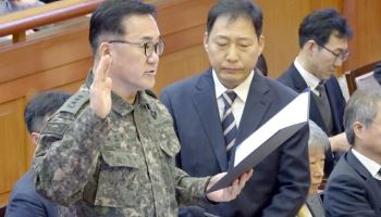 전두환·노태우 사진 다시 건 방첩사…국방부, 여전히 "적절성 검토중"