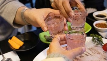 무더운 여름, 술에 기대는 노년층 늘고 있어 주의