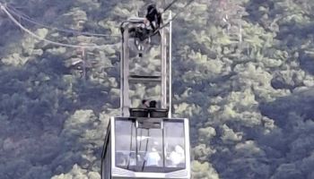 87명 갇혔다…설악산 케이블카, 상공에서 멈춰