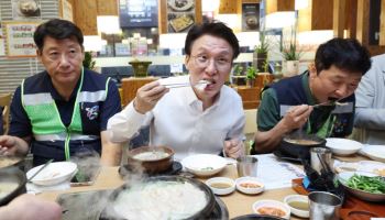 김민석 총리, '소비쿠폰' 신청 첫날 식당 찾아 식사