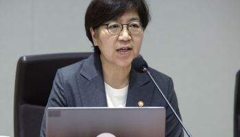 정은경 장관 취임…의정갈등 난제 해소에 방점