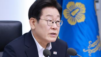 "대통령이 직접 관광 챙기면 안돼" vs "강력한 정책 실행 위해 꼭 필요"