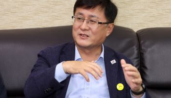 금강 찾은 환경부 장관 “강은 흘러야…4대강 재자연화 이행”