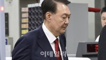 '내란특검' 추가 기소한 尹 직권남용 혐의 재판 19일 시작