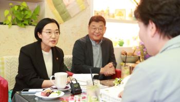 “전통시장 살리겠다” 취임 첫날 소상공인 챙긴 한성숙 장관