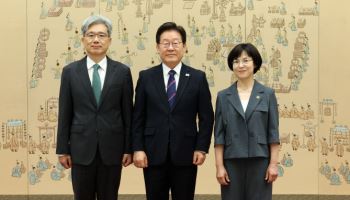 李대통령, 김상환 헌재소장·오영준 헌법재판관 임명장 수여