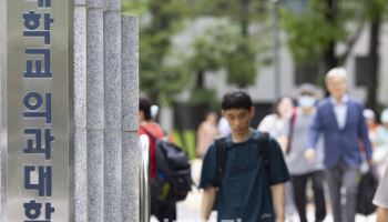 의대교수들 “학생 복귀, 특혜 아니다…정부·국회가 사과해야”