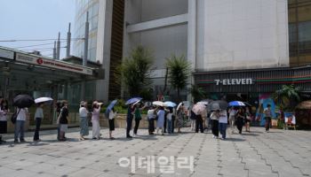 “15분 만에 완판”…폭염에도 오픈런하는 ‘하정우 와인’