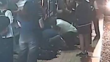 심폐소생술로 쓰러진 시민 살린 버스기사…승객은 '응원'