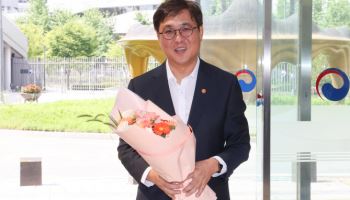 `세종청사 첫 출근` 최휘영 장관 “멋지게 잘 해보겠다”