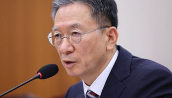 법무장관 "尹, 조폭보다 못한 작태...속옷 벗고 바닥 누워 저항"