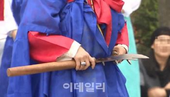 "조상님 극락왕생 위해 현금 올려라"…1억원 가로챈 무속인 체포