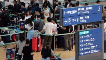 펄펄 끓는 활주로, 떠나는 노동자들…여름 성수기 공항 `빨간불`