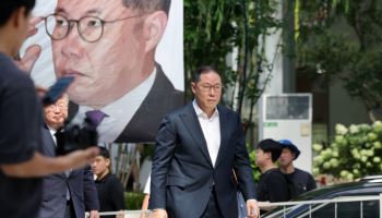 "왜 김건희 측근에 투자"…묵묵부답 HS효성 조현상 특검 출석