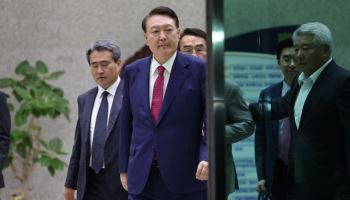 특검 "尹, 속옷차림 더위 피할 목적 아냐"…윤측과 진실공방
