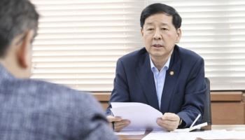 기업 氣살리기 나선 정부…“규제 전면 재검토”
