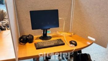 스벅 '진상 카공족' 막는다…개인 데스크탑·칸막이 금지