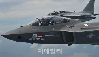 KF-21 공대지 능력 1년 앞당겨 개발…3조원 어치 '시호크' 추가 도입