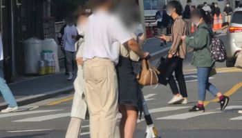 ‘킥보드 폭주족’ 둘이 타고 다니며 발길질...위험천만