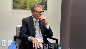 노벨상 로빈슨 "韓 AI 선도국 의문…'중동 붐'처럼 기회 찾아야"
