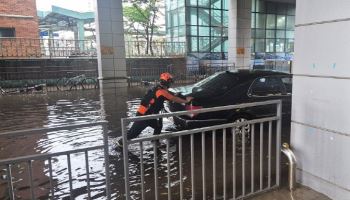 집중호우로 인천 난리, 전철역·도로 침수…박촌역 복구