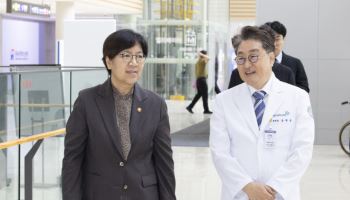 충북대병원 방문한 정은경 장관…"지역·필수·공공의료 강화"