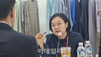 AI로 혁신 꾀한 의류 공장…한성숙 장관 “사례 확산하고 제도적 뒷받침 할 것”(종합)
