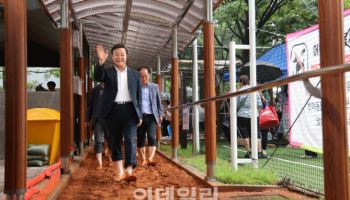 맨발로 자연과 어싱, 의왕 '오전로가족공원 황톳길' 개장