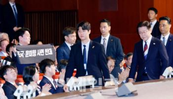 與 “‘安, 광복절 기념식서 정치쇼”